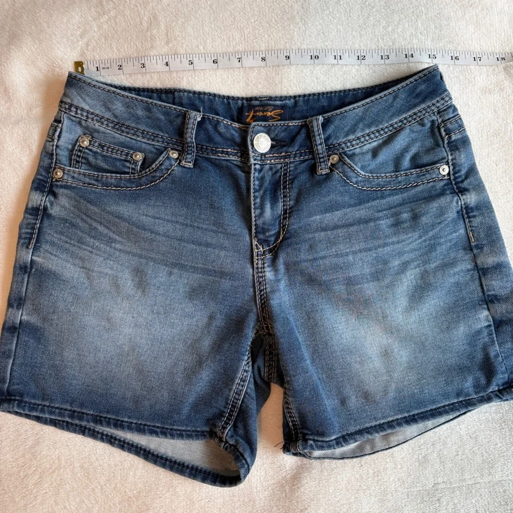Seven7 Womens Denim Shorts Medium Wash Embroidered‎ Pockets Size 6 Mid Rise Boho